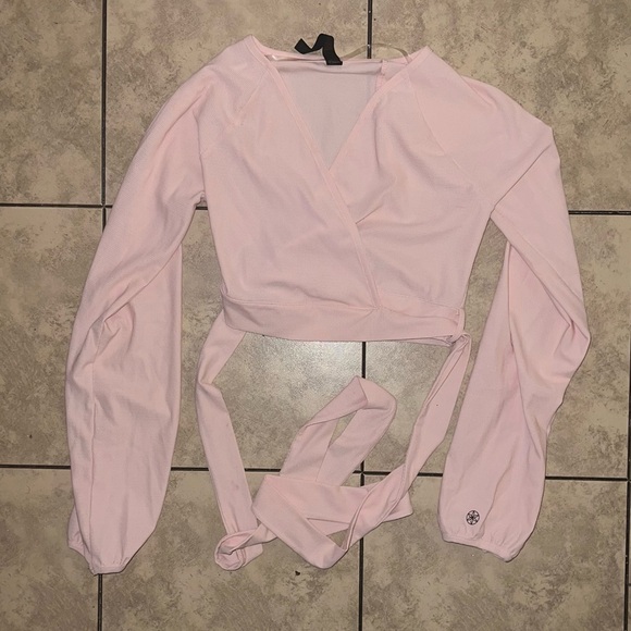 Gaiam Jessica Biel Mesh Wrap Cropped Madison Coming & Going Wrap; Peach (S) - Picture 2 of 3